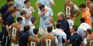 Marcelo Bielsa critica las pausas de hidratación: «Le quitan mucho al fútbol» Marcelo Bielsa, seleccionador de Uruguay da indicaciones durante el entreno este sábado. Mañana se enfrentan al rival Arabia Saudita. Foto La Hora: EFE