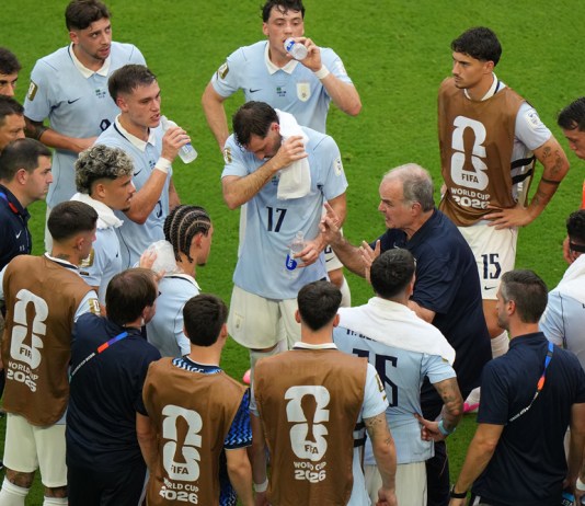 Marcelo Bielsa critica las pausas de hidratación: «Le quitan mucho al fútbol» Marcelo Bielsa, seleccionador de Uruguay da indicaciones durante el entreno este sábado. Mañana se enfrentan al rival Arabia Saudita. Foto La Hora: EFE