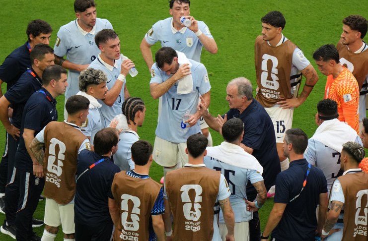 Marcelo Bielsa critica las pausas de hidratación: «Le quitan mucho al fútbol» Marcelo Bielsa, seleccionador de Uruguay da indicaciones durante el entreno este sábado. Mañana se enfrentan al rival Arabia Saudita. Foto La Hora: EFE