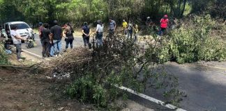 La inconformidad de los vecinos de Santa Elena Barillas y otras comunidades por el incremento al pasaje comenzó desde el domingo. Foto La Hora: La Voz del Pueblo/FB