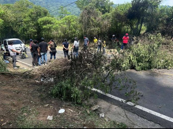 Bloqueos Santa Elena Barillas Villa Canales La inconformidad de los vecinos de Santa Elena Barillas y otras comunidades por el incremento al pasaje comenzó desde el domingo. Foto La Hora: La Voz del Pueblo/FB