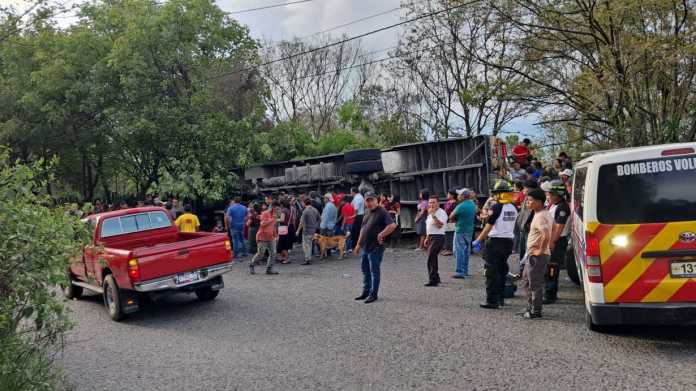 Un autobús volcó en el kilómetro 47, aldea Suacite, dejando más de 25 personas atendidas por cuerpos de socorro.