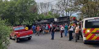 Un autobús volcó en el kilómetro 47, aldea Suacite, dejando más de 25 personas atendidas por cuerpos de socorro.