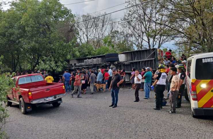 Un autobús volcó en el kilómetro 47, aldea Suacite, dejando más de 25 personas atendidas por cuerpos de socorro.