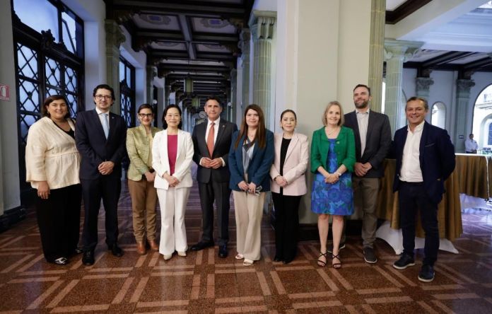 Personalidades que participaron en la firma de la adenda por el Aerometro