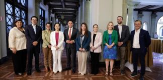 Personalidades que participaron en la firma de la adenda por el Aerometro
