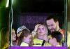 El ultraderechista Abelardo de la Espriella ganador de la segunda vuelta presidencial de este domingo en Colombia celebra con su familia, luego de los resultados preliminares.