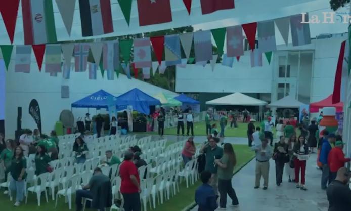 En la embajada de México en Guatemala se han instalado pantallas para que los asistentes disfruten de la transmisión inaugural y el partido. Foto La Hora: captura de pantalla Danny de León