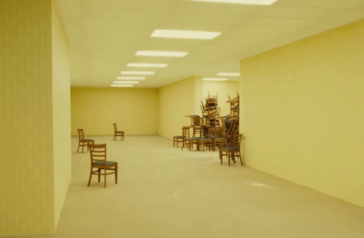 Fotograma de la película "Backrooms". A24.