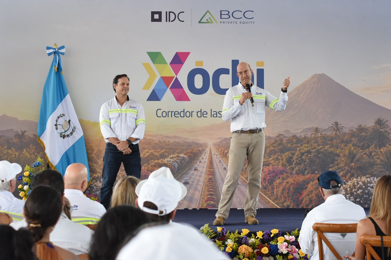 Luis Batres (Izquierda), director del proyecto de Xochi junto con el Ingeniero, Carlos Colom, director de infraestructura y energía de IDC, presentaron de manera oficial Xochi.Foto La Hora: José Orozco