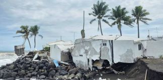 Casas de descanso con daños estructurales por fuerte oleaje en Iztapa, Escuintla. Foto La Hora: FB/ Palín Noticias