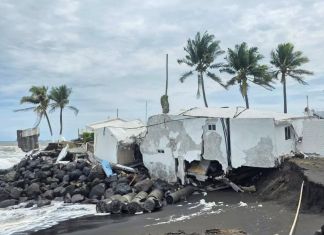 Al menos 15 chalets sufren daños estructurales por fuerte oleaje en Iztapa según Conred Casas de descanso con daños estructurales por fuerte oleaje en Iztapa, Escuintla. Foto La Hora: FB/ Palín Noticias