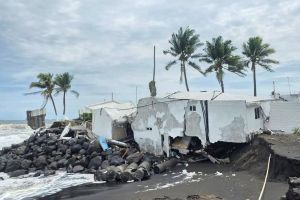 Al menos 15 chalets sufren daños estructurales por fuerte oleaje en Iztapa según Conred
