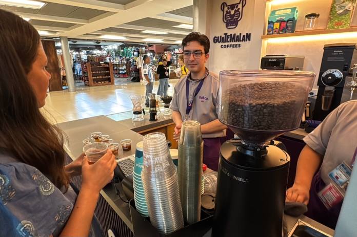 Nueva experiencia de sabor abrió en el Aeropuerto La Aurora. Foto La Hora: José Orozco