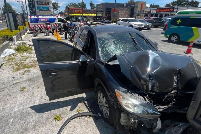Colisión de vehículo contra muro de centro comercial en Carretera a El Salvador. Foto La Hora: Asonbomd