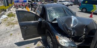 Conductor pierde el control y colisiona contra muro de centro comercial en Carretera a El Salvador Colisión de vehículo contra muro de centro comercial en Carretera a El Salvador. Foto La Hora: Asonbomd