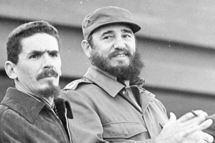 Fotografía difundida en la cuenta en X @DiazCanelB del presidente de Cuba, Miguel Díaz-Canel, donde ve se al fallecido presidente de Cuba Fidel Castro (d) junto a Ramiro Valdés Menéndez. Foto La Hora: EFE/ @DiazCanelB /