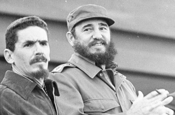Fotografía difundida en la cuenta en X @DiazCanelB del presidente de Cuba, Miguel Díaz-Canel, donde ve se al fallecido presidente de Cuba Fidel Castro (d) junto a Ramiro Valdés Menéndez. Foto La Hora: EFE/ @DiazCanelB /
