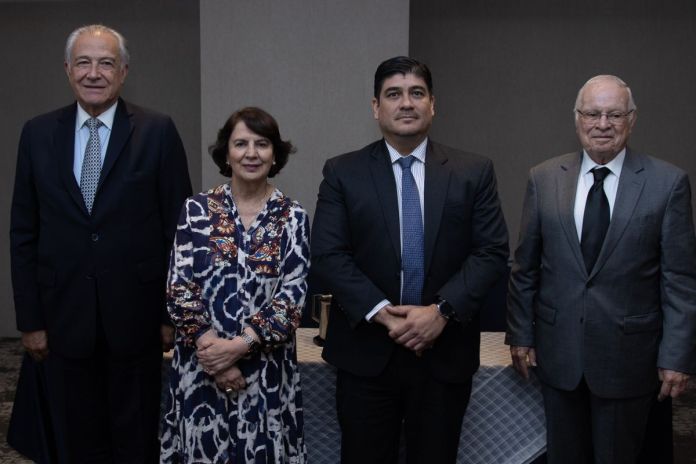De izq. A der.: El General (R) Óscar Naranjo, exvicepresidente de la República de Colombia; Rosalía Arteaga, expresidenta Constitucional de la República del Ecuador; Carlos Alvarado Quesada, expresidente de la República de Costa Rica y presidente y fundador del Instituto para el Clima, la Democracia y la Inclusión; y Miguel Rodríguez Echeverría, expresidente de la República de Costa Rica. Foto La Hora: CDI