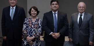De izq. A der.: El General (R) Óscar Naranjo, exvicepresidente de la República de Colombia; Rosalía Arteaga, expresidenta Constitucional de la República del Ecuador; Carlos Alvarado Quesada, expresidente de la República de Costa Rica y presidente y fundador del Instituto para el Clima, la Democracia y la Inclusión; y Miguel Rodríguez Echeverría, expresidente de la República de Costa Rica. Foto La Hora: CDI
