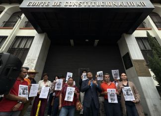 “Esto no ha terminado”: Oposición reacciona a decisión de la CC sobre fraude de Mazariegos Integrantes de agrupación de Usac-Dire durante conferencia de prensa en la Corte de Constitucionalidad. Foto La Hora: José Orozco