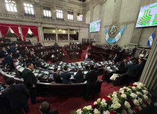 De proponerse un nuevo subsidio a los combustibles, el Congreso debe de conocerlo. Foto La Hora: EFE