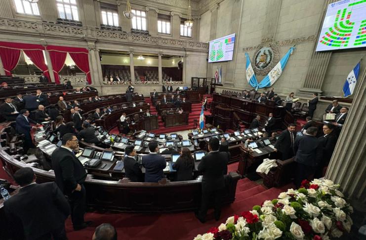 De proponerse un nuevo subsidio a los combustibles, el Congreso debe de conocerlo. Foto La Hora: EFE