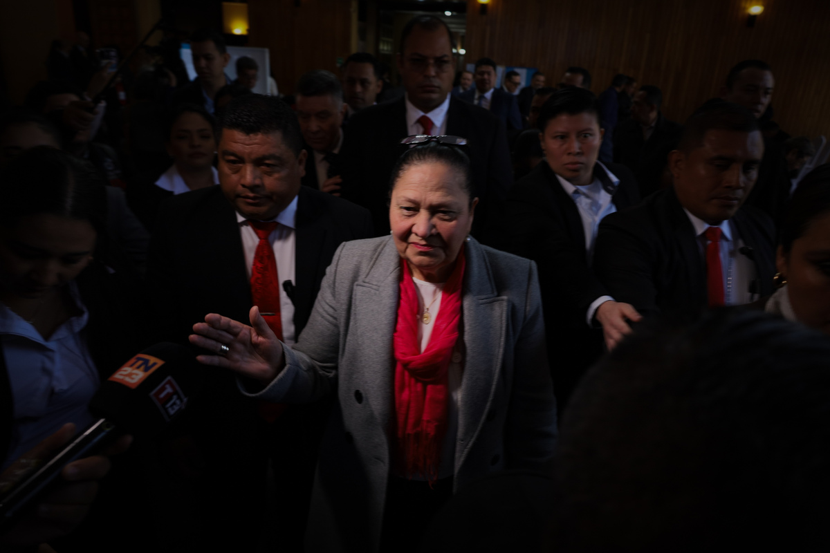 La ex fiscal general Consuelo Porras custodiada por su seguridad. Foto La Hora: Daniel Ramírez.