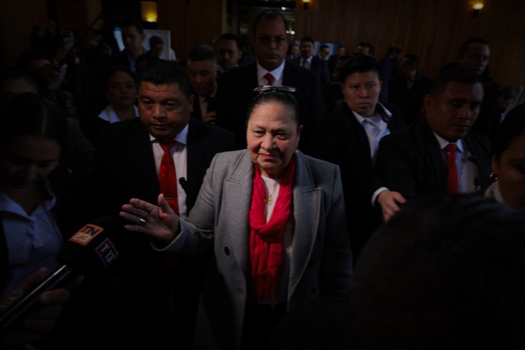 La ex fiscal general Consuelo Porras custodiada por su seguridad. Foto La Hora: Daniel Ramírez.