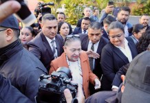 La ex fiscal general Consuelo Porras rodeada de un fuerte dispositivo de seguridad a su salida del centro de votación de la elección a magistrados de la Corte de Constitucionalidad. Foto La Hora: Daniel Ramírez.