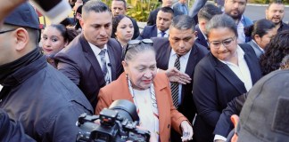 La ex fiscal general Consuelo Porras rodeada de un fuerte dispositivo de seguridad a su salida del centro de votación de la elección a magistrados de la Corte de Constitucionalidad. Foto La Hora: Daniel Ramírez.