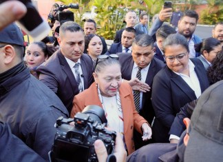 La ex fiscal general Consuelo Porras rodeada de un fuerte dispositivo de seguridad a su salida del centro de votación de la elección a magistrados de la Corte de Constitucionalidad. Foto La Hora: Daniel Ramírez.