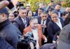 La ex fiscal general Consuelo Porras rodeada de un fuerte dispositivo de seguridad a su salida del centro de votación de la elección a magistrados de la Corte de Constitucionalidad. Foto La Hora: Daniel Ramírez.
