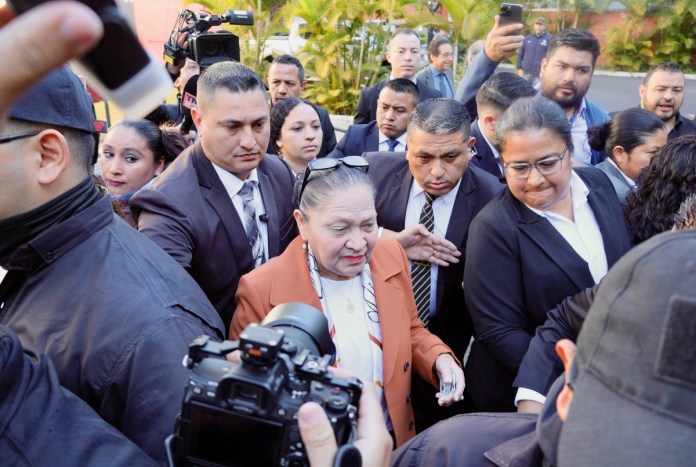 La ex fiscal general Consuelo Porras rodeada de un fuerte dispositivo de seguridad a su salida del centro de votación de la elección a magistrados de la Corte de Constitucionalidad. Foto La Hora: Daniel Ramírez.