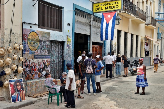 Los cubanos se enfrentan esta tarde a uno de los peores apagones. Esta medida impactará al 64% del país. Foto La Hora: EFE