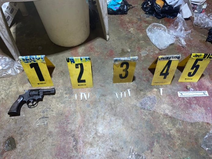 Decomiso de la PNC Arma y droga decomisada por la PNC en Puerto Barrios, Izabal. Foto La Hora: PNC