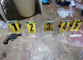 Arma y droga decomisada por la PNC en Puerto Barrios, Izabal. Foto La Hora: PNC