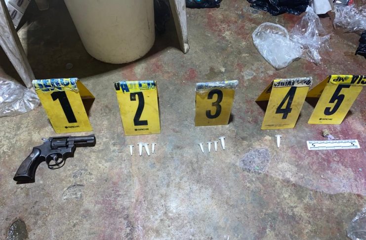 Al menos ocho detenidos por portación ilegal de armas, drogas y otros entre Izabal, Petén y Retalhuleu Arma y droga decomisada por la PNC en Puerto Barrios, Izabal. Foto La Hora: PNC
