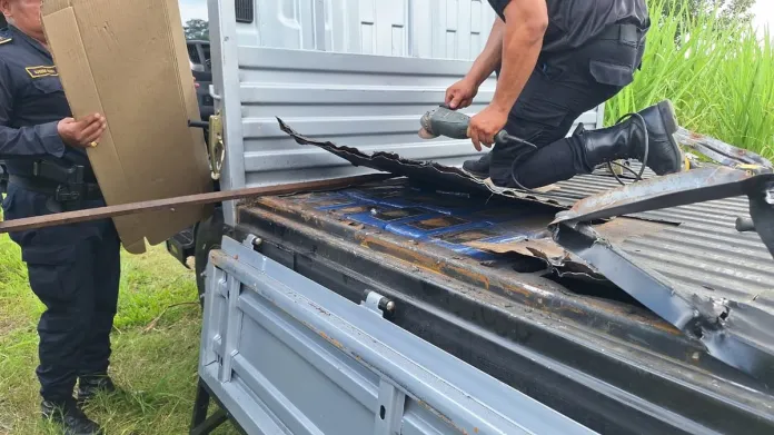 Descubren 72 kilos de cocaina ocultos en un camion abandonado en Retalhuleu Descubren 72 kilos de cocaína ocultos en un camión abandonado en Retalhuleu