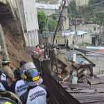 Deslizamiento de tierra registrado en la zona 5 capitalina. Foto La Hora: Bomberos Voluntarios
