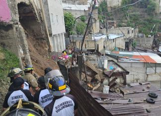 Deslizamiento de tierra registrado en la zona 5 capitalina. Foto La Hora: Bomberos Voluntarios