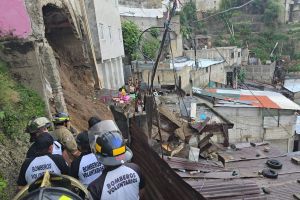 Deslizamiento de tierra en zona 5 deja daños materiales y bomberos descartan soterrados