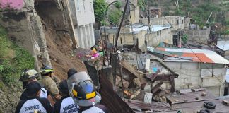 Deslizamiento de tierra deja posibles soterrados en la zona 5 capitalina Deslizamiento de tierra registrado en la zona 5 capitalina. Foto La Hora: Bomberos Voluntarios