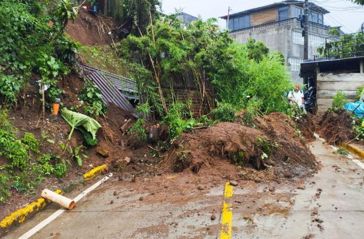 Conred alerta por altos niveles de saturación del suelo en varios departamentos por depresión tropical Cristina Deslizamiento de tierra registrado por la depresión tropical Cristina en Quetzaltenango. Foto La Hora: Conred