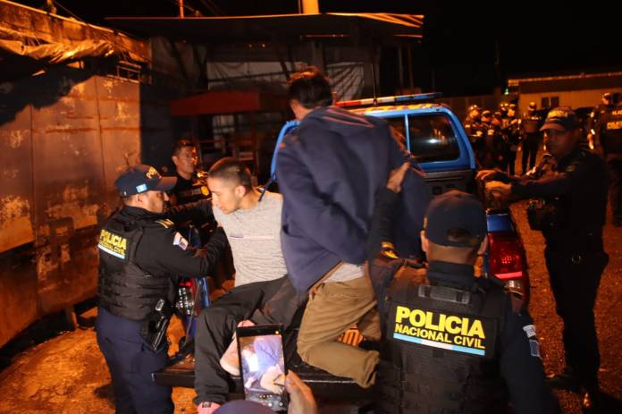 Detenidos por la Policía Nacional Civil. Foto La Hora: PNC