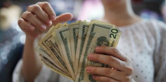 Día Internacional de las Remesas: Así es el esfuerzo detrás de los USD 16 mil millones de envíos Este martes 16 de junio se conmemora el Día Internacional de las Remesas. Foto: La Hora: EFE