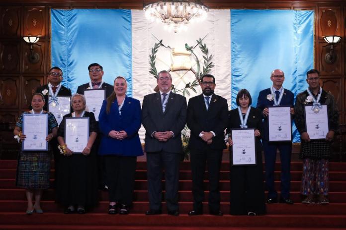 Ministra de Educación, Anabella Giracca, y presidente de la República, Bernardo Arévalo, entregan la Orden Francisco Marroquín 2026 en el Palacio Nacional de la Cultura.