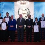 Ministra de Educación, Anabella Giracca, y presidente de la República, Bernardo Arévalo, entregan la Orden Francisco Marroquín 2026 en el Palacio Nacional de la Cultura.