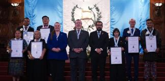 Ministra de Educación, Anabella Giracca, y presidente de la República, Bernardo Arévalo, entregan la Orden Francisco Marroquín 2026 en el Palacio Nacional de la Cultura.
