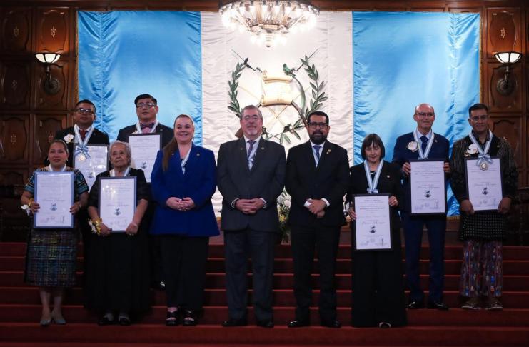 Ministra de Educación, Anabella Giracca, y presidente de la República, Bernardo Arévalo, entregan la Orden Francisco Marroquín 2026 en el Palacio Nacional de la Cultura.